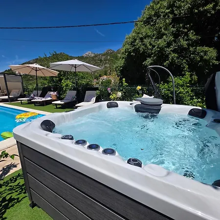 Luxury Ivona Pool, Jacuzzi, Sauna & Privacy