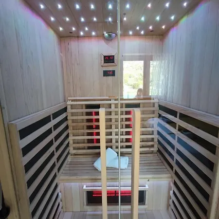 Luxury Ivona Pool, Jacuzzi, Sauna & Privacy