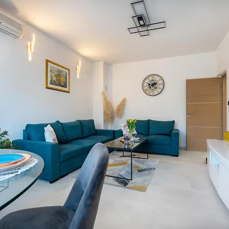 Villa Ivona With Swimming Pool And Jacuzzi *