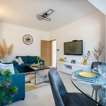 Luxury Ivona Pool, Jacuzzi, Sauna & Privacy *