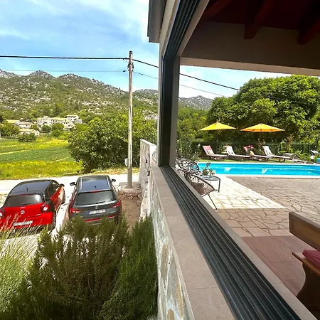 Ivona With Swimming Pool And Jacuzzi فيلة Oslje