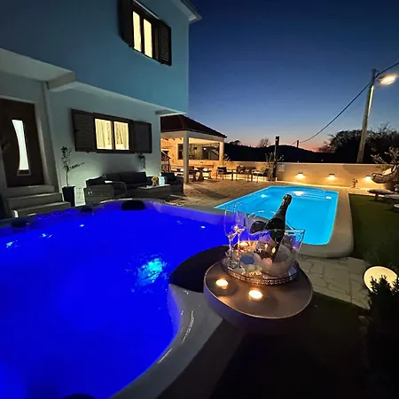 Ivona With Swimming Pool And Jacuzzi
