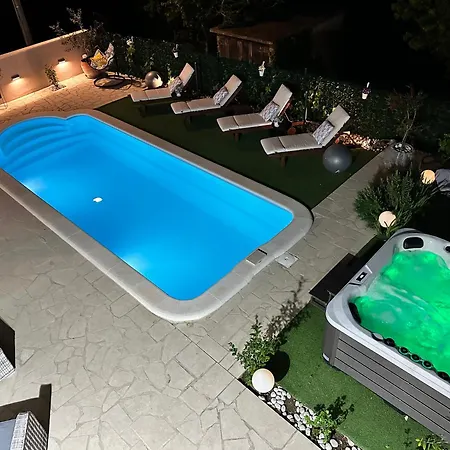 Ivona With Swimming Pool And Jacuzzi فيلة