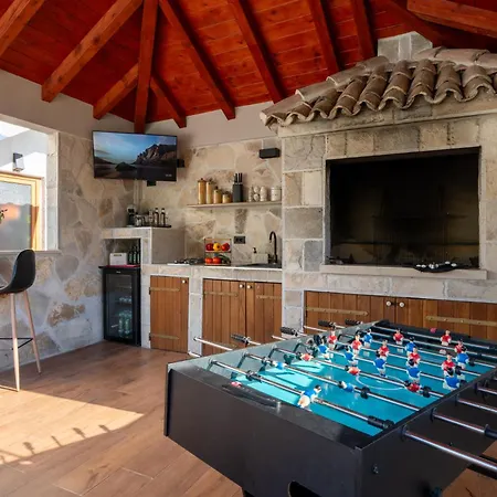 Ivona With Swimming Pool And Jacuzzi Villa *