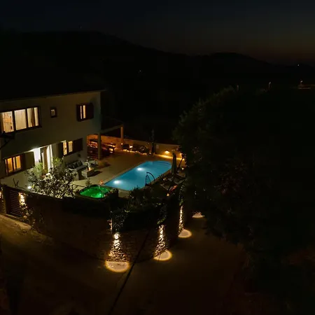 Villa Ivona With Swimming Pool And Jacuzzi *