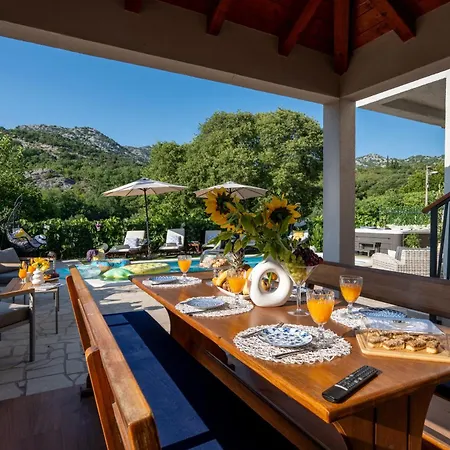 Luxury Ivona Pool, Jacuzzi, Sauna & Privacy *