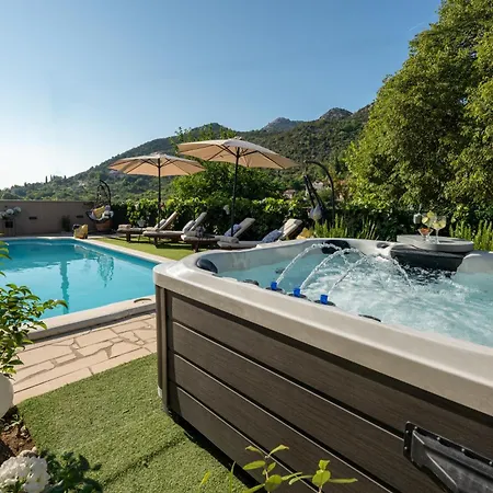 Luxury Ivona Pool, Jacuzzi, Sauna & Privacy