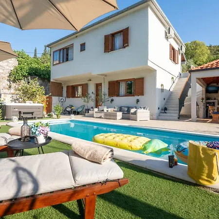Villa Luxury Ivona Pool, Jacuzzi, Sauna & Privacy