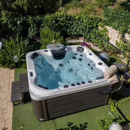 Βίλα Ivona With Swimming Pool And Jacuzzi *