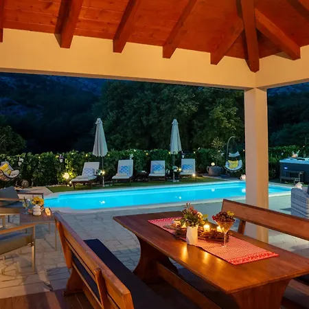 Luxury Ivona Pool, Jacuzzi, Sauna & Privacy *