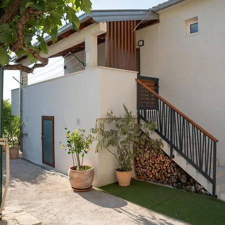 Ivona With Swimming Pool And Jacuzzi Oslje