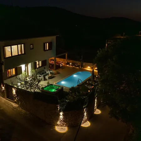 Luxury Ivona Pool, Jacuzzi, Sauna & Privacy Oslje