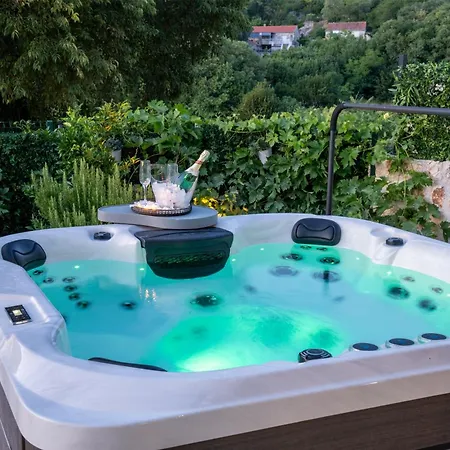 Ivona With Swimming Pool And Jacuzzi 别墅 *