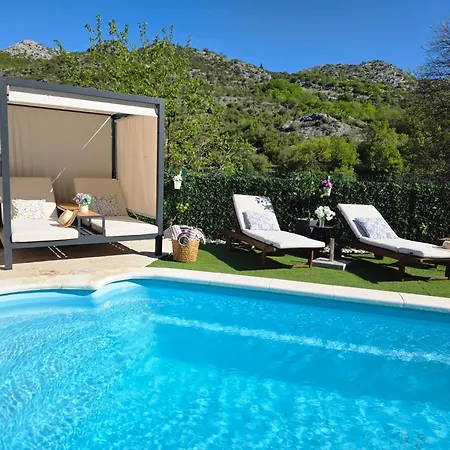 Luxury Ivona Pool, Jacuzzi, Sauna & Privacy