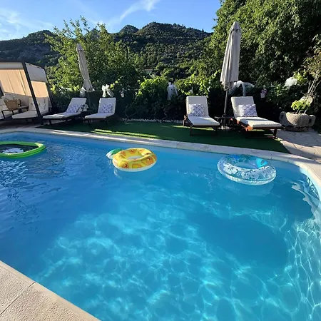 Luxury Ivona Pool, Jacuzzi, Sauna & Privacy 别墅 *