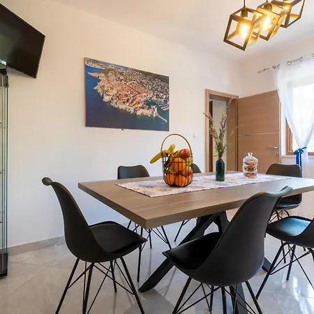 Luxury Ivona Pool, Jacuzzi, Sauna & Privacy