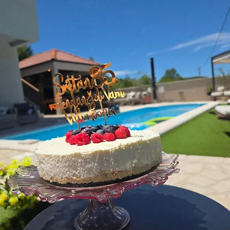 Luxury Ivona Pool, Jacuzzi, Sauna & Privacy Villa Oslje