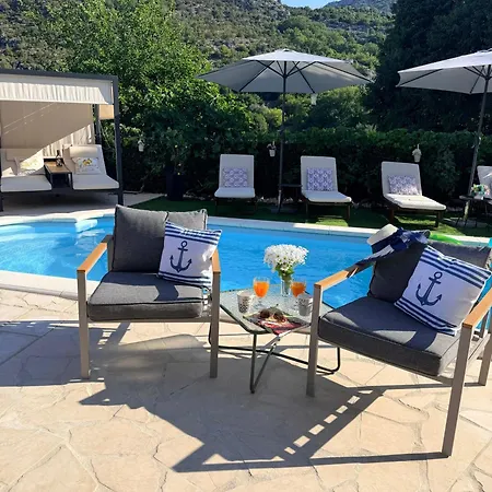 Luxury Ivona Pool, Jacuzzi, Sauna & Privacy 别墅 *