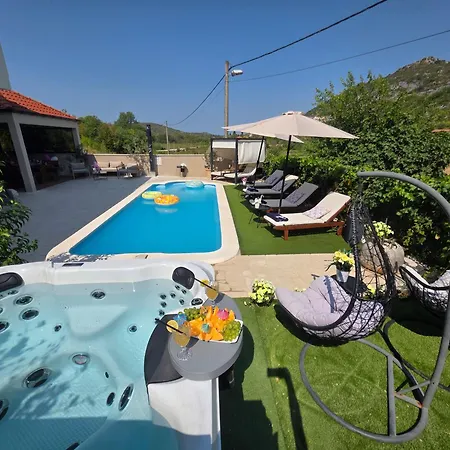 Villa Luxury Ivona Pool, Jacuzzi, Sauna & Privacy *