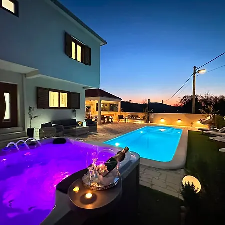 Luxury Ivona Pool, Jacuzzi, Sauna & Privacy Villa Oslje