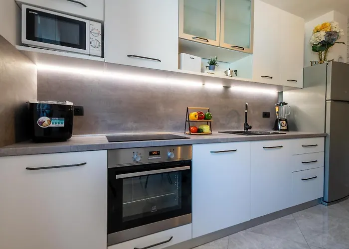 Ivona With Swimming Pool And Jacuzzi Villa *