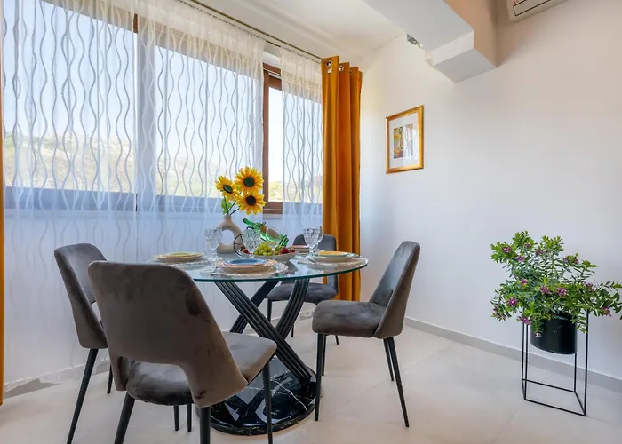 Villa Ivona With Swimming Pool And Jacuzzi Oslje