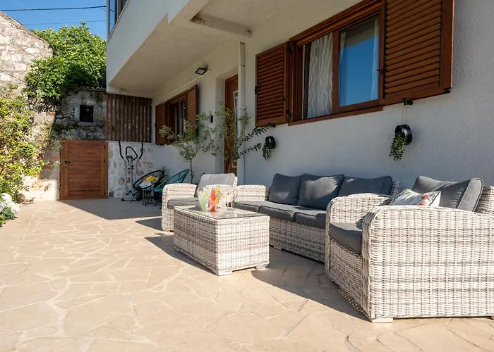 Villa Ivona With Swimming Pool And Jacuzzi Oslje